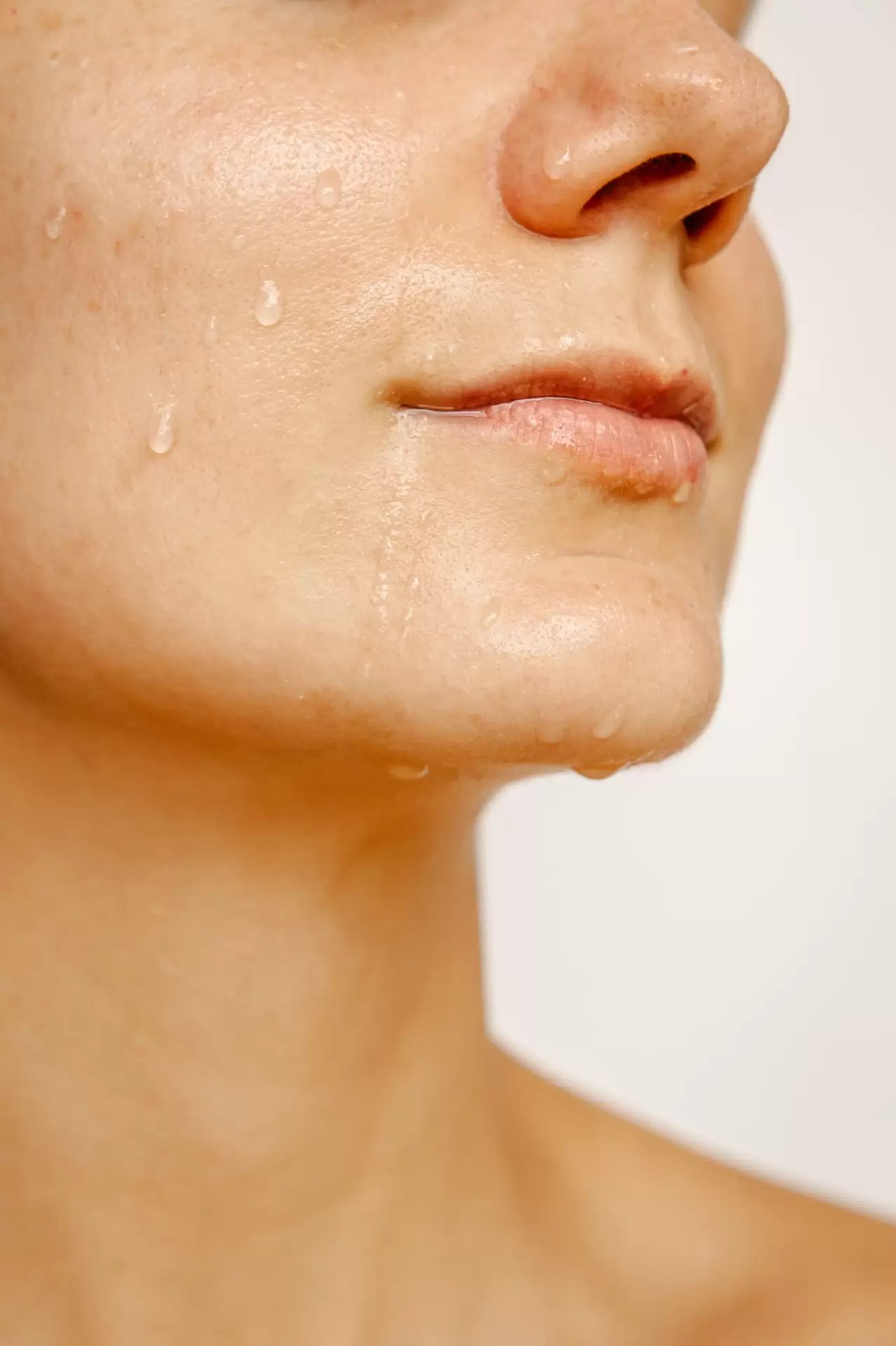 Si tienes problemas de sudoración excesiva en axilas, manos o pies, el Botox para hiperhidrosis podría ser tu solución ideal.