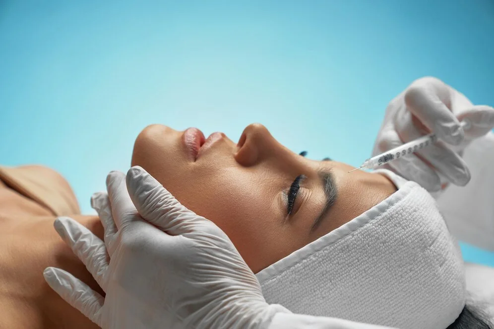 El Botox no solo rejuvenece el rostro, también ayuda a corregir la sonrisa gingival, el bruxismo y la sudoración excesiva. Descubre sus aplicaciones más comunes.
